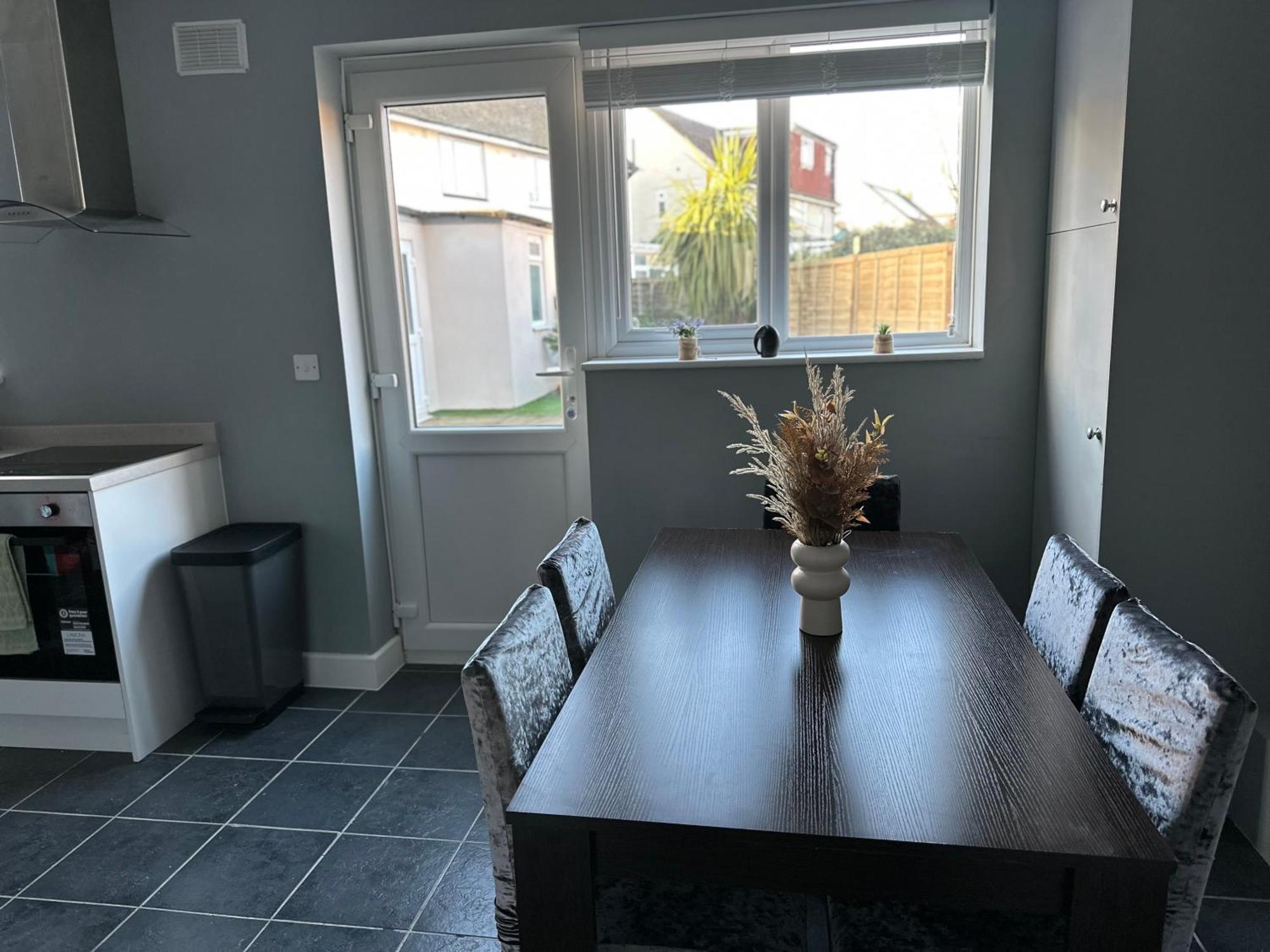 Cosy En-Suite Double Room1 Heathrow Accommodation Northolt  Exteriör bild